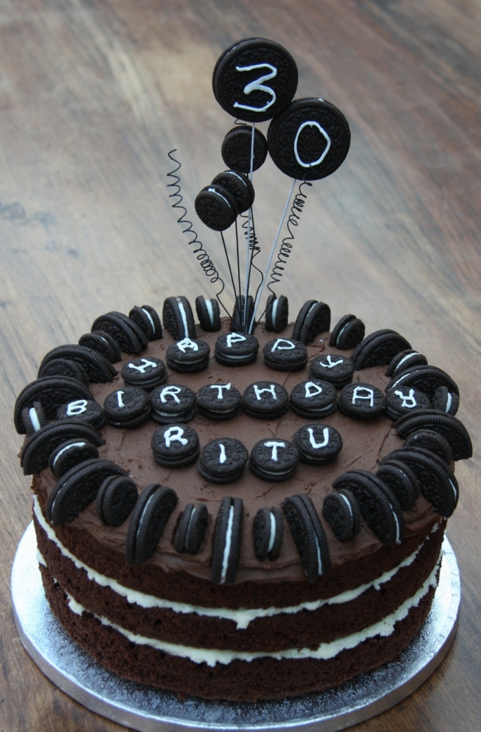 Oreo Kuchen zu dem dreißigsten Geburtstag von Ritu, drei Schokoladenböden und viele Oreo Kekse