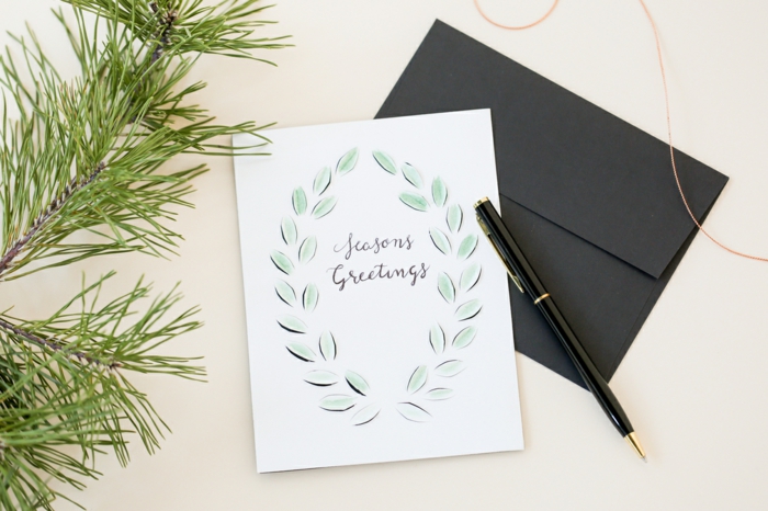 elegantes Weihnachtskarten Design, weiße Hintergrund und schwarzer Briefumschlag