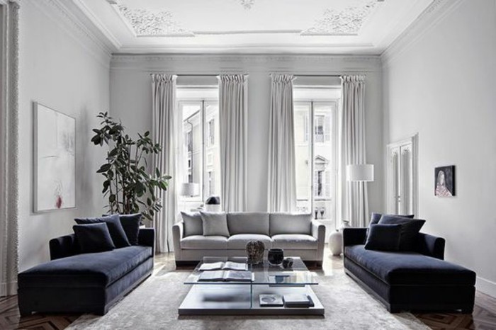 Wohnzimmer Grau Weiß, hohe weiße Wände, Decke mit Ornamenten, symmertische Gestaltung