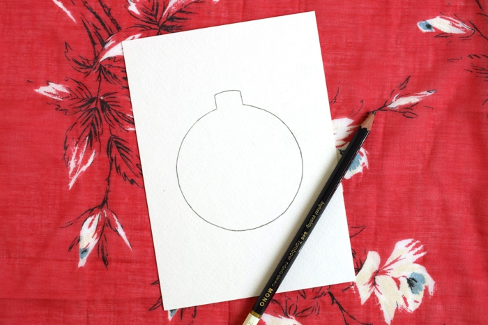 rotes Tuch, damit Sie den Tisch nicht schmutzig machen, zeichnen Sie eine Kugel mit Bleistift, Weihnachtskarten selbst gestalten