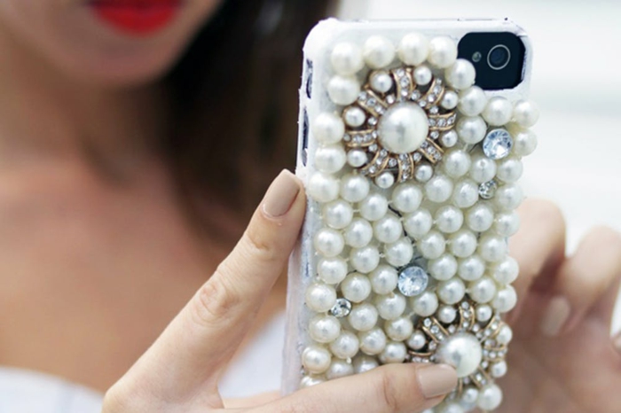eine elegante Handyhülle bedrucken, mit Perlen und kleine Edelsteine, Handyhülle für moderne Damen