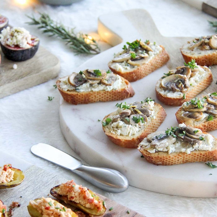 platte aus marmor, brotscheiben mit pilzen und käse, essen für geburtstag, gericht