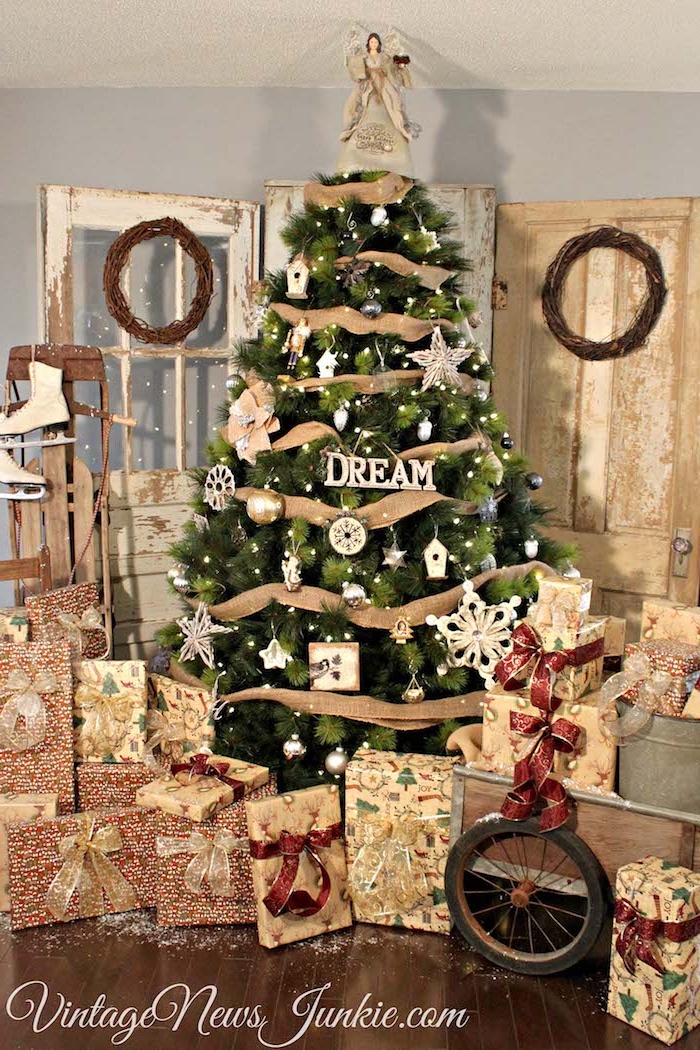 Großer Weihnachtsbaum geschmückt mit verschiedenen Anhängern und Dekoband , Christbaumspitze Engel 