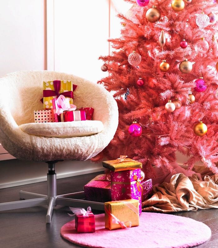 Rosa Weihnachtsbaum geschmückt mit bunten Christbaumkugeln, Geschenke verpackt mit Geschenkpapier und Dekoband
