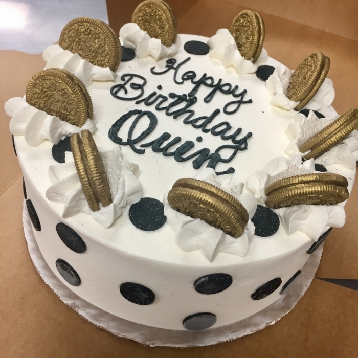 weißer Fondant, Herzlichen Glückwunsch zum Geburtstag mit Schokolade geschrieben, goldene Oreos, Oreo Keks Kuchen Rezept