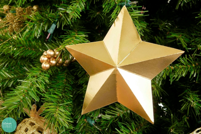 Weihnachtssterne basteln, goldene Christbaumdeko und ein schöner Weihnachtsstern