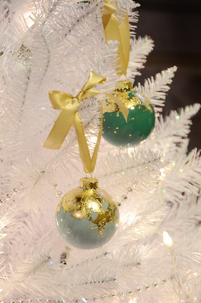 goldene Schleifen und goldene Dekoration, grüne und blaue Kugeln, Weihnachtskugeln bemalen