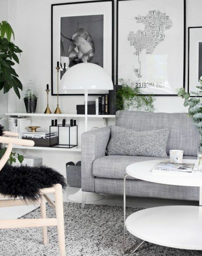 ein runder weißer Tisch, eine graue Couch, weiß graue Bilder, Wohnzimmer Ideen Weiß Grau
