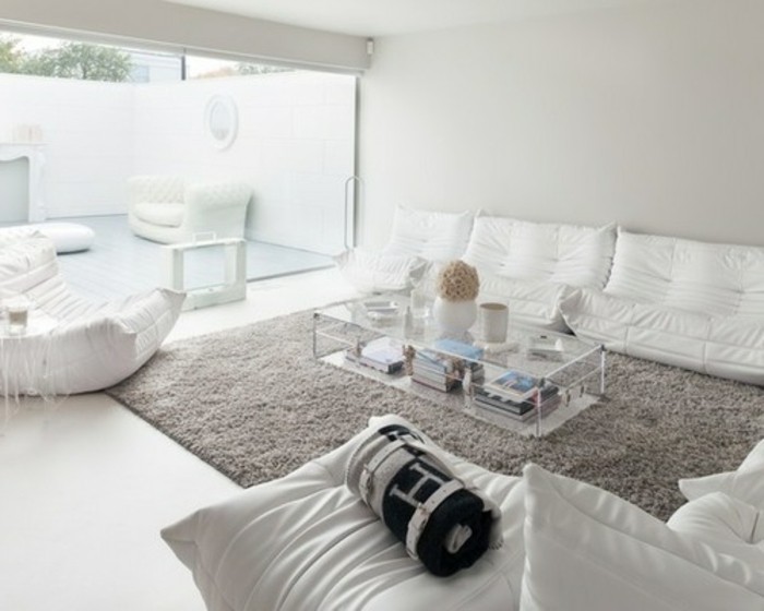weiße Möbel, grauer Teppich, ein Tisch aus Glas, weiße Wände, Wohnzimmer gestalten Weiß Grau