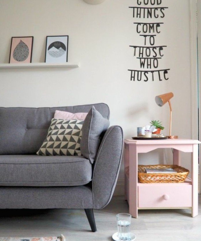 Wohnzimmer gestalten Grau Weiß, graue Couch, Leistne mit kleinen Bildern, rosa Nachttisch