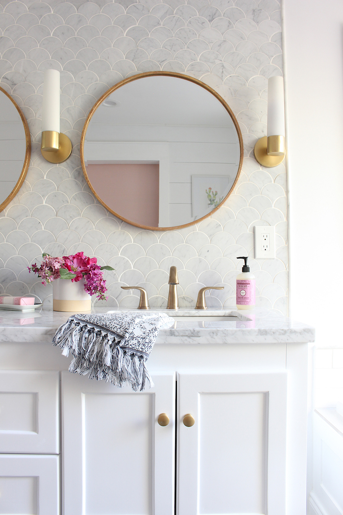 badezimmer regal, ein großer spiegel und zwei weiße badezimmer kerzen, waschbecken und kleine violtten blumen