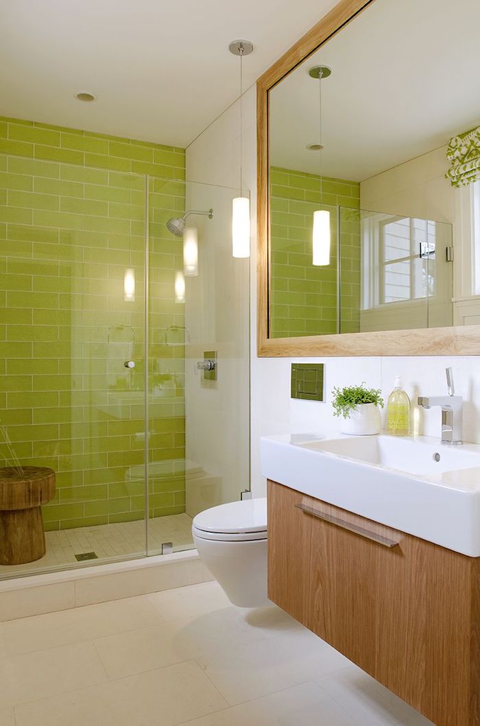 weißes badezimmer und ein großer spiegel, badezimmer regal, eine dusche und badezimmer mit grünen und weißen wänden mit grünen badezimmer fliesen