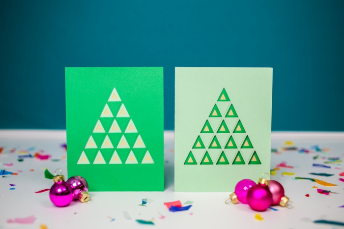 grüne Karten mit Tannenbäumen, kleine Dreiecken, lila Kugeln und Konfetti, Weihnachtskarten gestalten