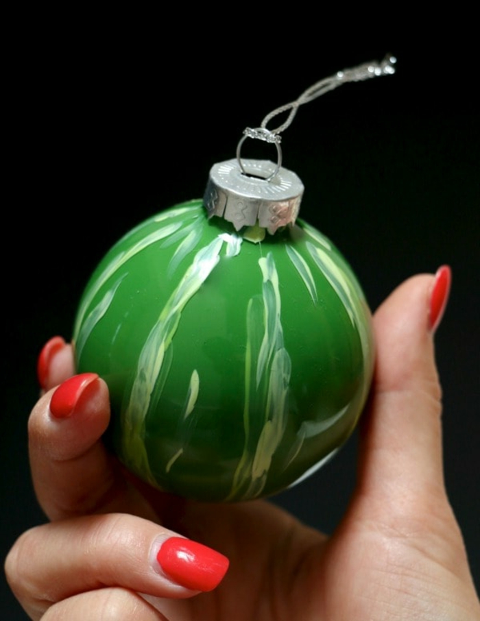 eine Wassermelone in grüner Farbe mit weißen Linien, Weihnachtskugeln selber machen