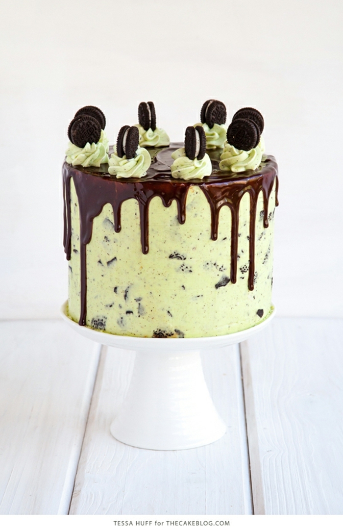 Schokoladenglasur, grüne Creme, Mini Oreos als Verzierung, Oreo Keks Kuchen Rezept mit Minze