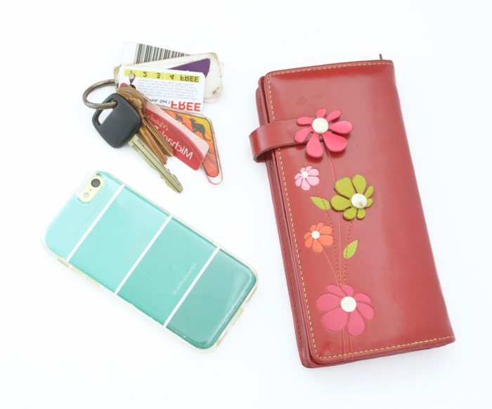 ein roter Brieftasche, blaue Handyhülle und Schlüsselband, Handyhülle selbst gestalten günstig