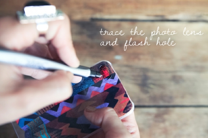 Handyhülle selber machen, ein Kunstobjekt aus Stoff, schneiden Sie ein Loch für die Linse der Kamera