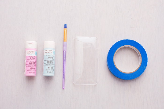 DIY Zubehör für personalisierte Handyhülle, Acrylfarben in pink und hellblau, durchsichtige Hülle, Pinsel in lila