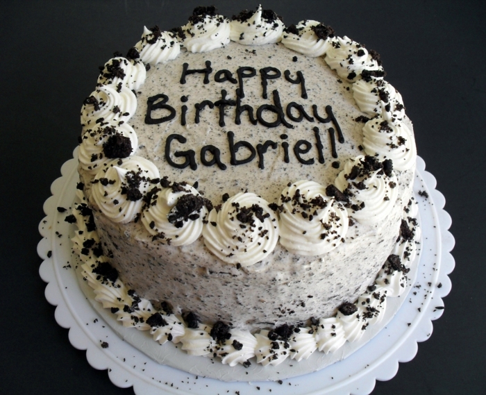 Happy Birthday Gabriell steht mit Schokoladen geschrieben auf diese Torte, Oreo Keks Kuchen Rezept