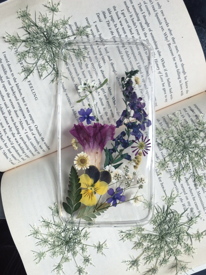 silikon Handyhülle selber gestalten Samsung mit getrockneten und gepressten Blumen in lila und gelb, offenes Buch, 