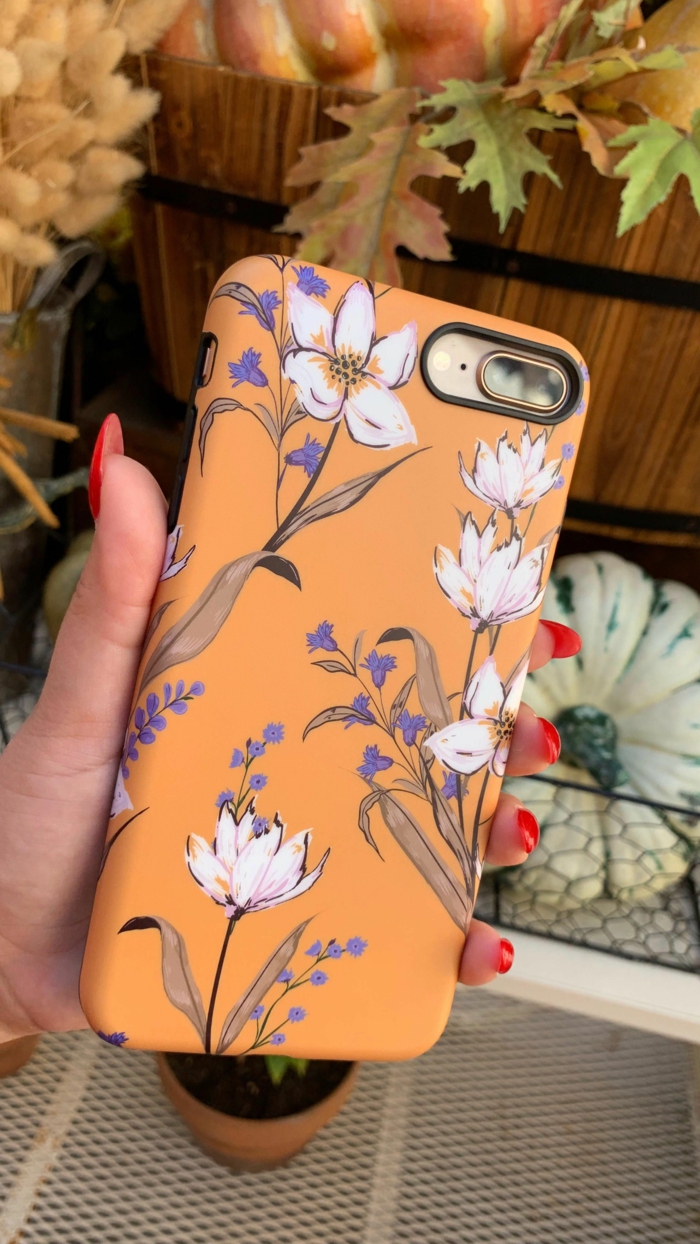 Handyhülle personalisieren, iphone 6s handyhülle, orangener Hintergrund mit weißen und lila Blumen