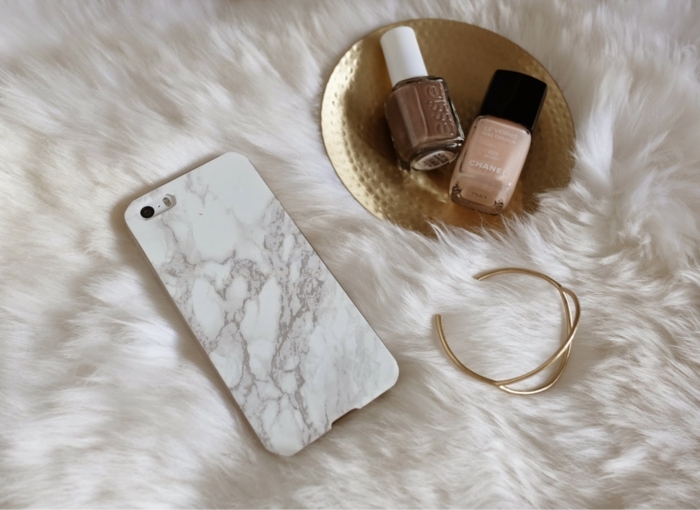 iphone 6s handyhülle marmor effekt in weiß und schwarz, flauschige Decke, Nagellacke in nude und braun