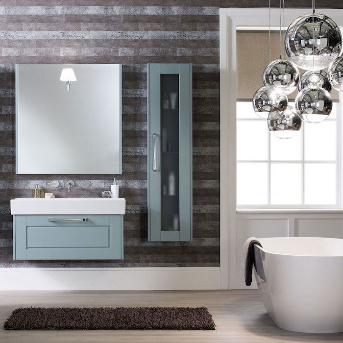 ein spiegel und waschbecken im badezimmer mit einer kleinen weißen freistehenden badewanne, badezimmer lampen