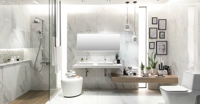 großes badezimmer weiß mit spiegelschrank und weißen badezimmer lampen, kleine weiße vasen mit grünen pflanzen, eine dusche aus metall