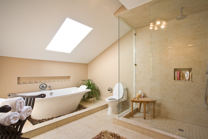 eine weiße freistehende badewanne im badezimmer mit einem fenster und mit gelben badezimmer fliesen, moderne badezimmer bilder