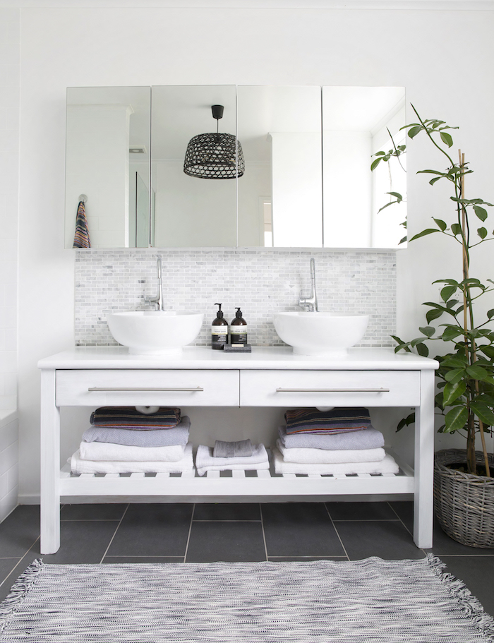moderne badezimmer lamoe, ein boden aus schwarzen badezimmer fliesen und ein badezimmer spiegelschrank mit weißen tüchern und weißen waschbecken