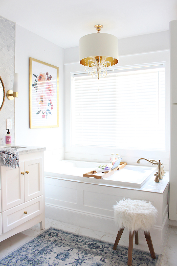 weiße badezimmer lampe und eine weiße badewanne, boden aus weißen fliesen und kleiner weißer stuhl