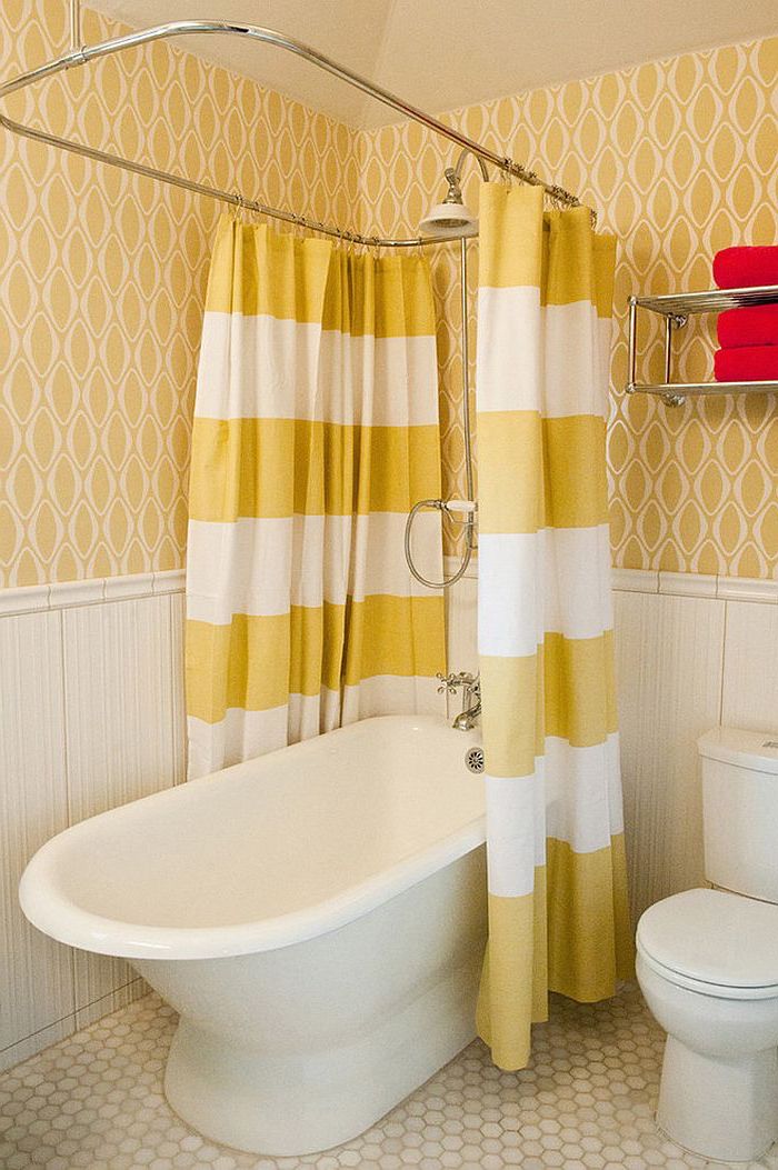 kleine weiße badewanne im badezimmer mit gelben tapetten, badezimmer deke, moderne badezimmer bilder