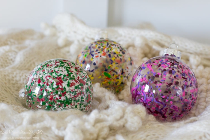 bunte Tupfen auf durchsichtige Kugeln, Weihnachtskugeln bemalen in knalligen Farben