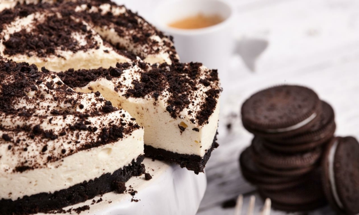 Oreo Torte ohne Backen, weiße Milchcreme, Schokoladenboden, Oreo Streusel, verlockendes Aussehen