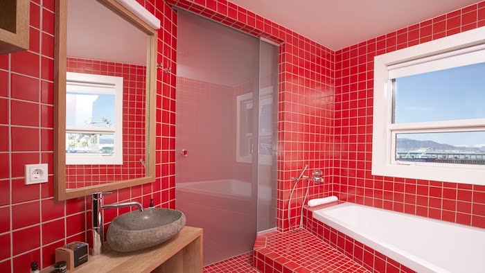 rotes badezimmer mit einem kleinen weißen fenster, badezimmer mit kleinen roten badezimmer fliesen, waschbecken und ein spiegel