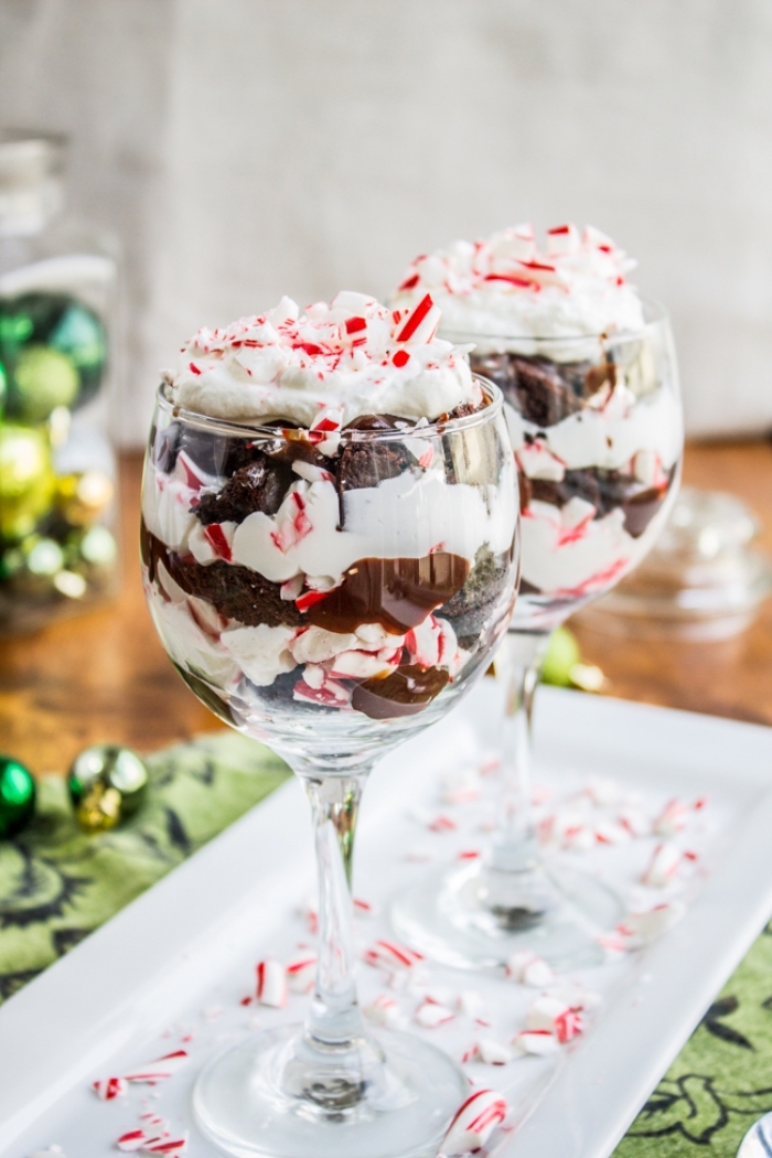 nachtisch im glas, einfache desserts mit schokolade, sahne und zuckerbonbons