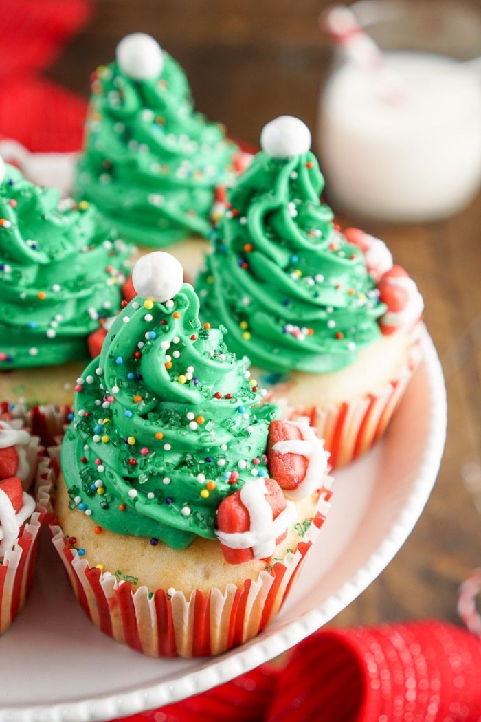nachtisch zu weihanchten, cupcakes dekorieren, muffins verziert wie tannenbäume, grüne sahne