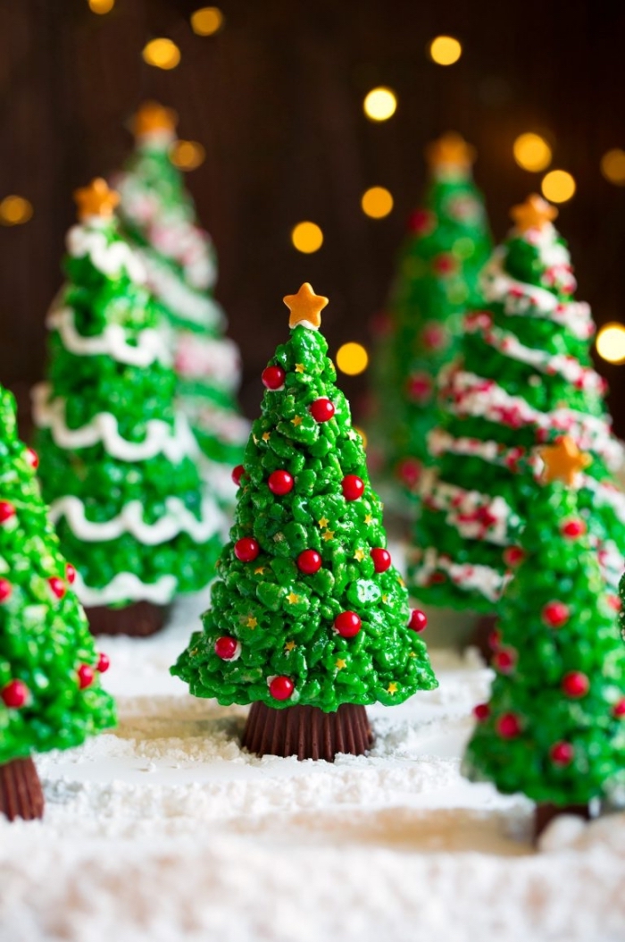nachtisch zu weihnachten, pralinen mit schokolade, kleine weihnachtsbäume