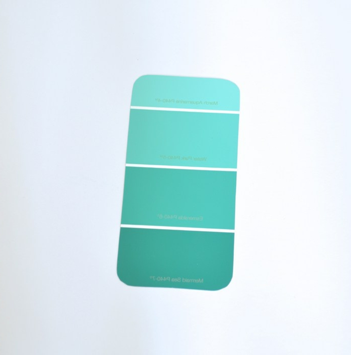 Ombre Effekt mit einem Tester von blauer Farbe, Handyhülle selbst gestalten günstig, fast kostenlos