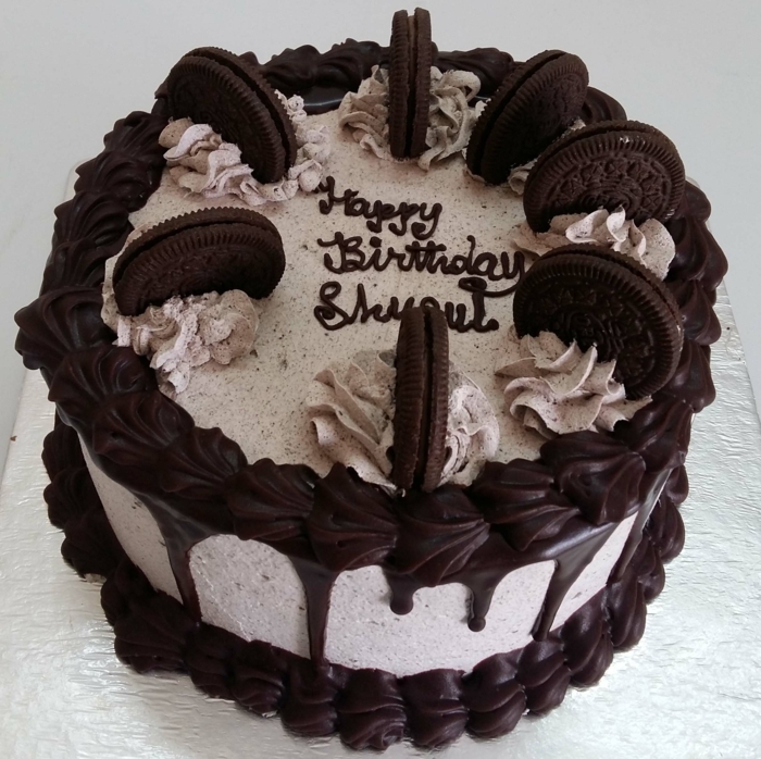Schokoladenglasur, Oreo Kekse, eine Aufschrift Happy Birthday, Oreo Backmischung für die Creme