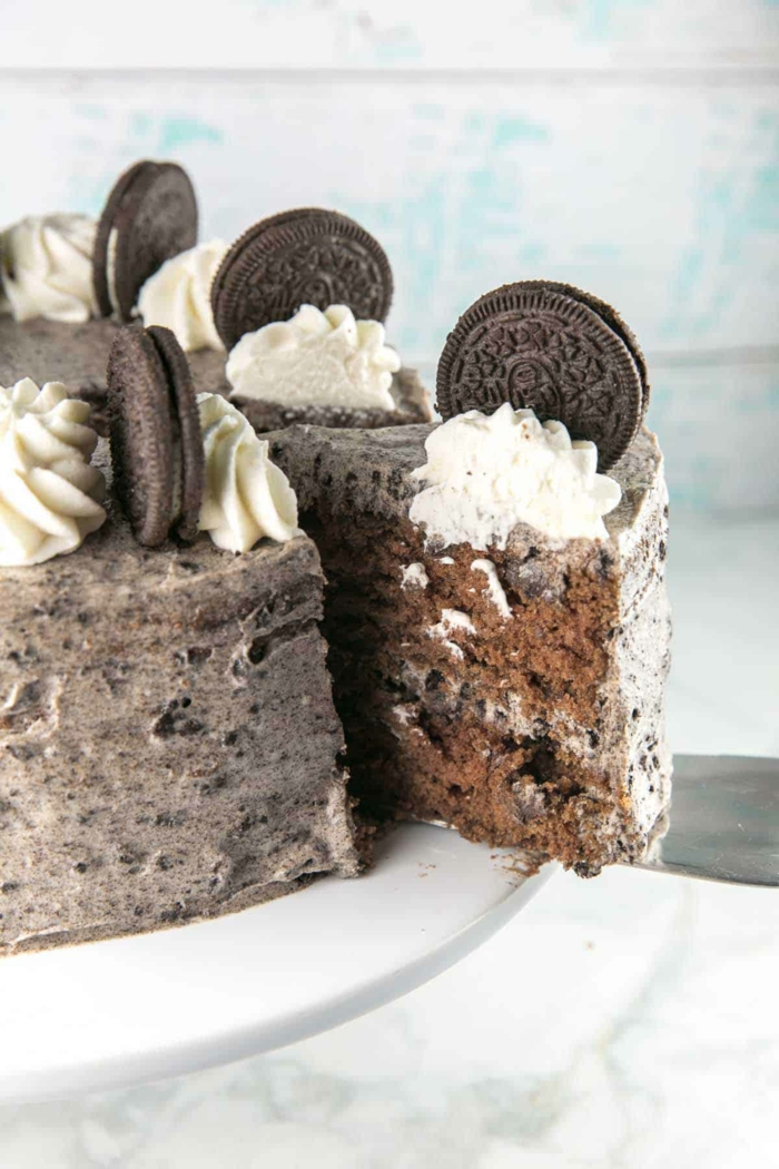 Schneiden Sie ein Stück von dieser Oreo Torte in schwarz weißer Farbe mit Schokoladenböden