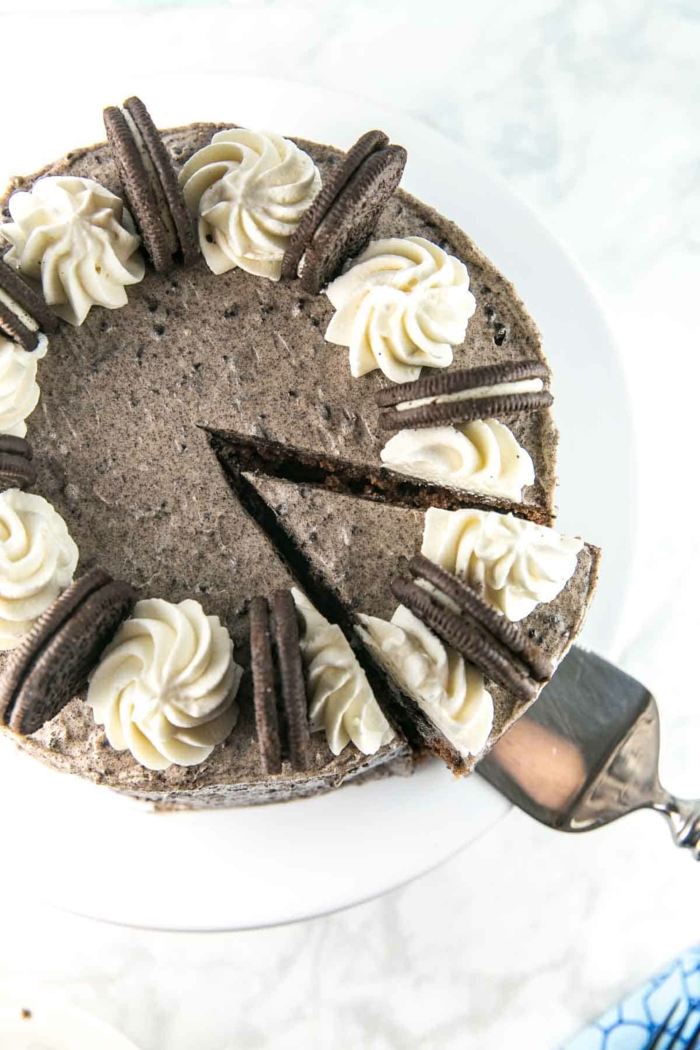 Oreo Torte, ein leckeres Stück von Torte mit Schokolandencreme und weiße Blüten aus Sahne