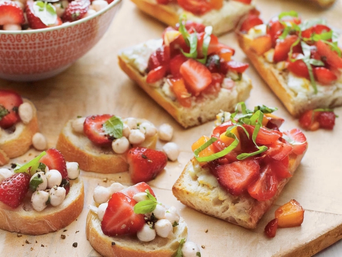 essen für geburtstag ideen, süße bruschettas mit mini marshmalloes und erdbeeren