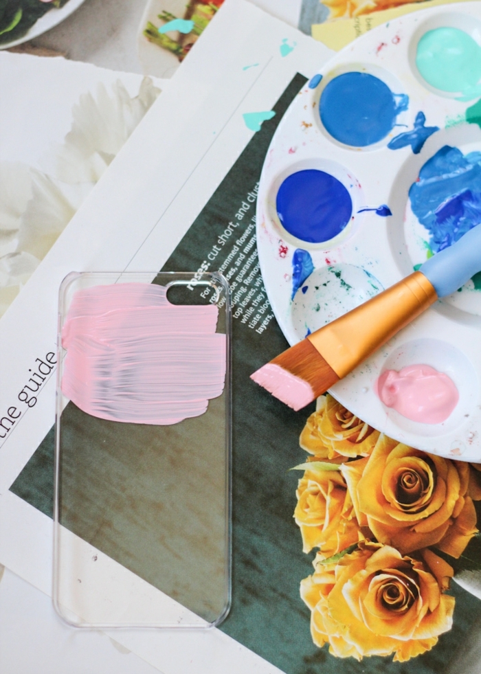 Silikon Handyhülle, DIY Anleitung Bemalung mit Acrylfarbe in pink, Palette mit Farben, gelbe Blumen