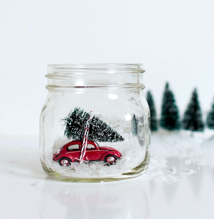 Spielzeugauto Weihnachtsbaum und künstlicher Schnee in Einmachglas stecken, selbstgemachte Schneekugel 