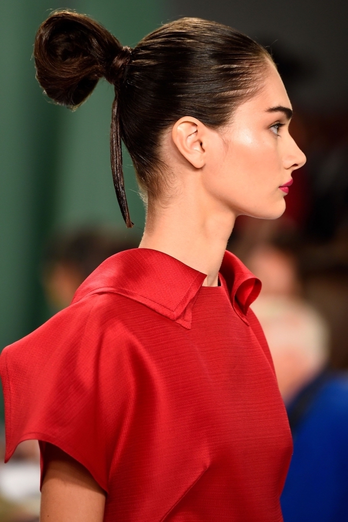 Einfacher Dutt für lange oder mittellange Haare, rotes Top mit Kragen, roter Lippenstift 