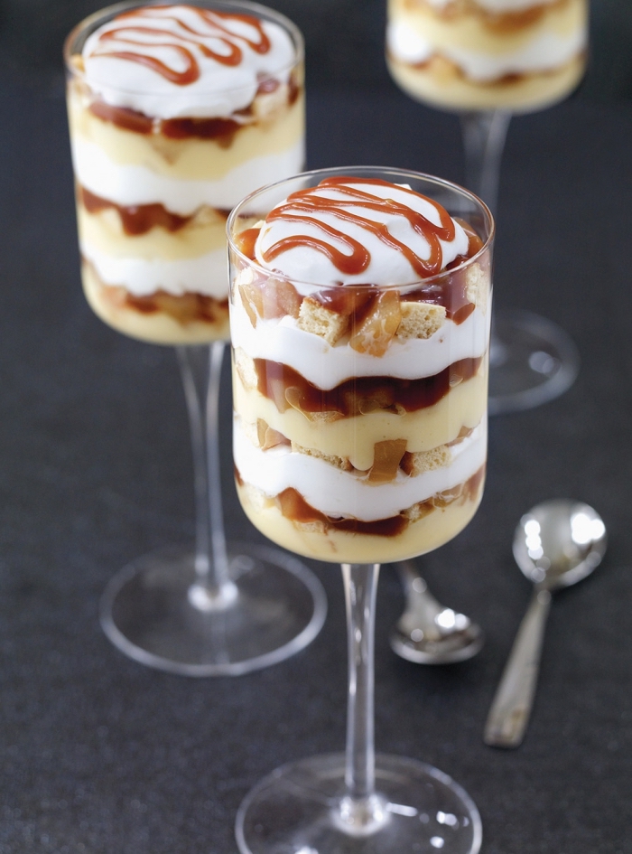 schneller nachtisch im glas selber machen, schichtdessert mit sahne, vanillencreme und karamell