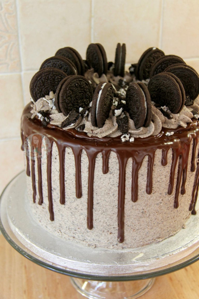 eine herrliche Torte mit Topping aus Schokolade, Glasur aus gekrümmelte Oreo Kekse, Oreo Rezept
