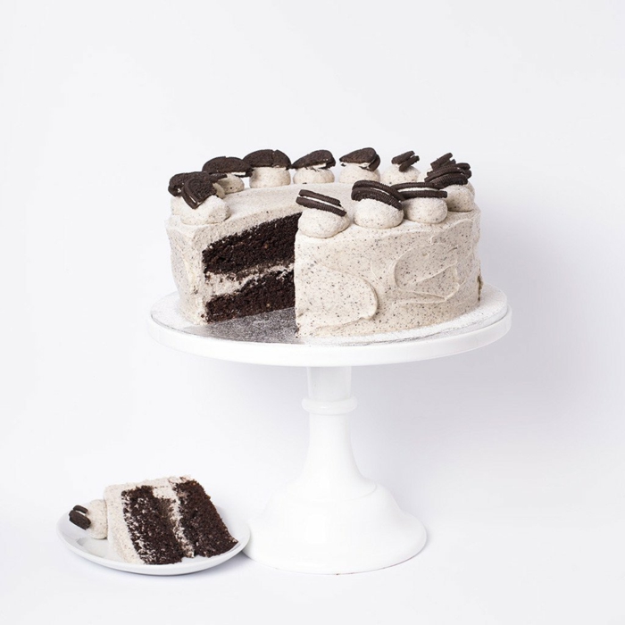Schokoladenkuchen, Oreo Creme aus Milch und Oreo Keksen, Oreo Cake, Oreo Kekse als Dekoration