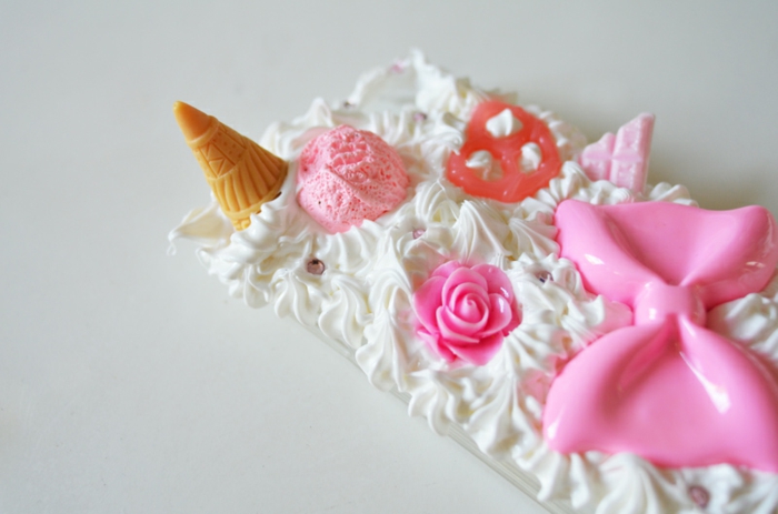 Handyhülle selber gestalten wie eine Torte mit Sahne und verschiedene Süßigkeiten in rosa und weißer Farbe